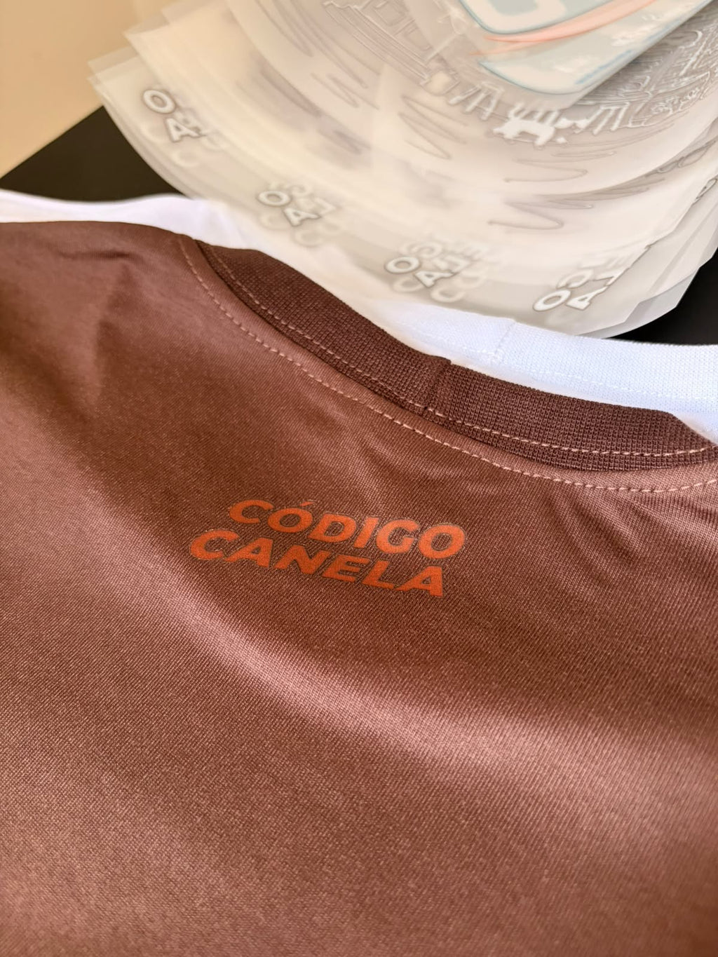 Camiseta Mistery Reader - detalhe estampa nas costas Código Canela