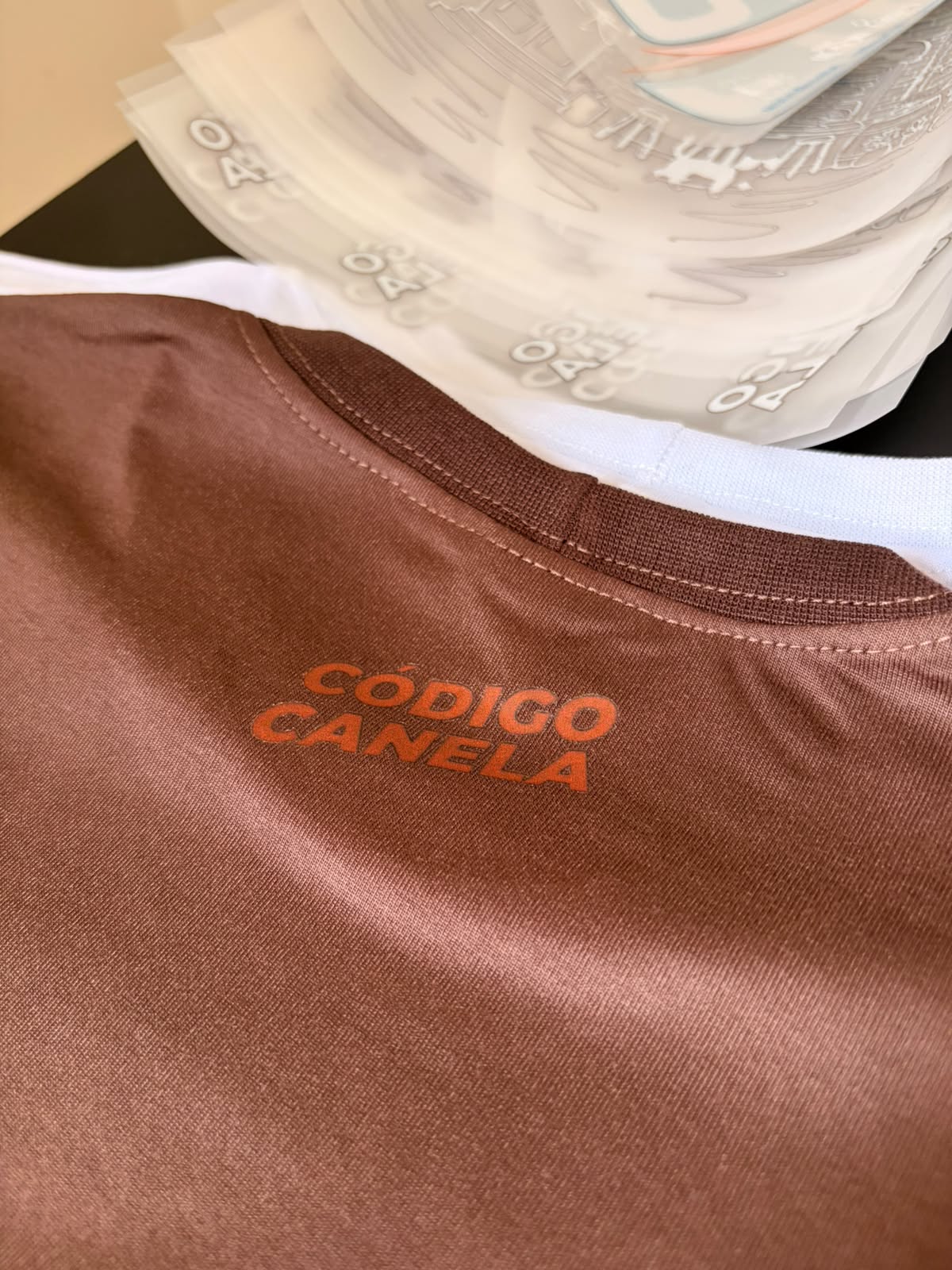 Camiseta Mistery Reader - detalhe estampa nas costas Código Canela