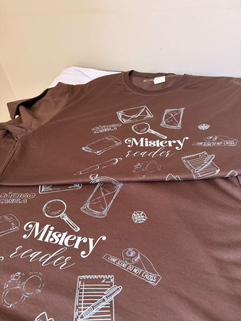 Camiseta Mistery Reader - vista frontal dobrada
