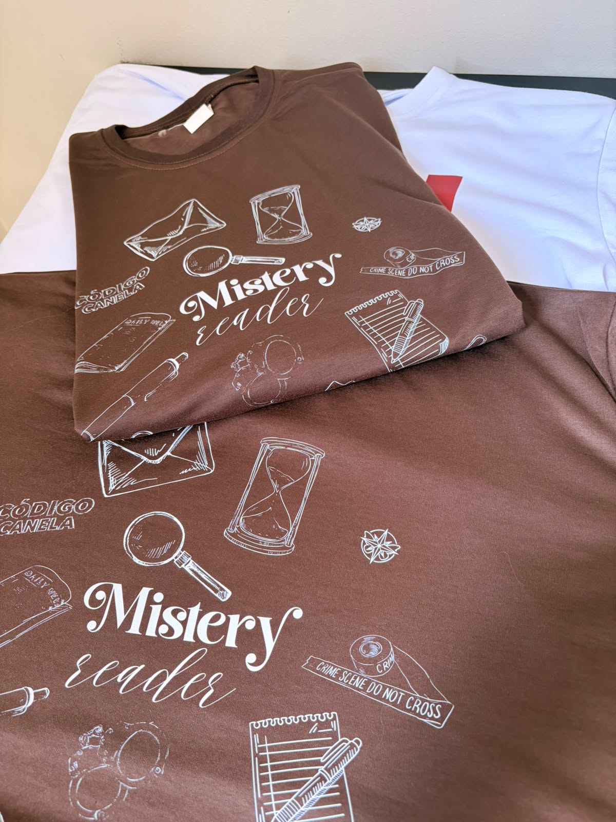 Camiseta Mistery Reader - dobrada sobre fundo neutro