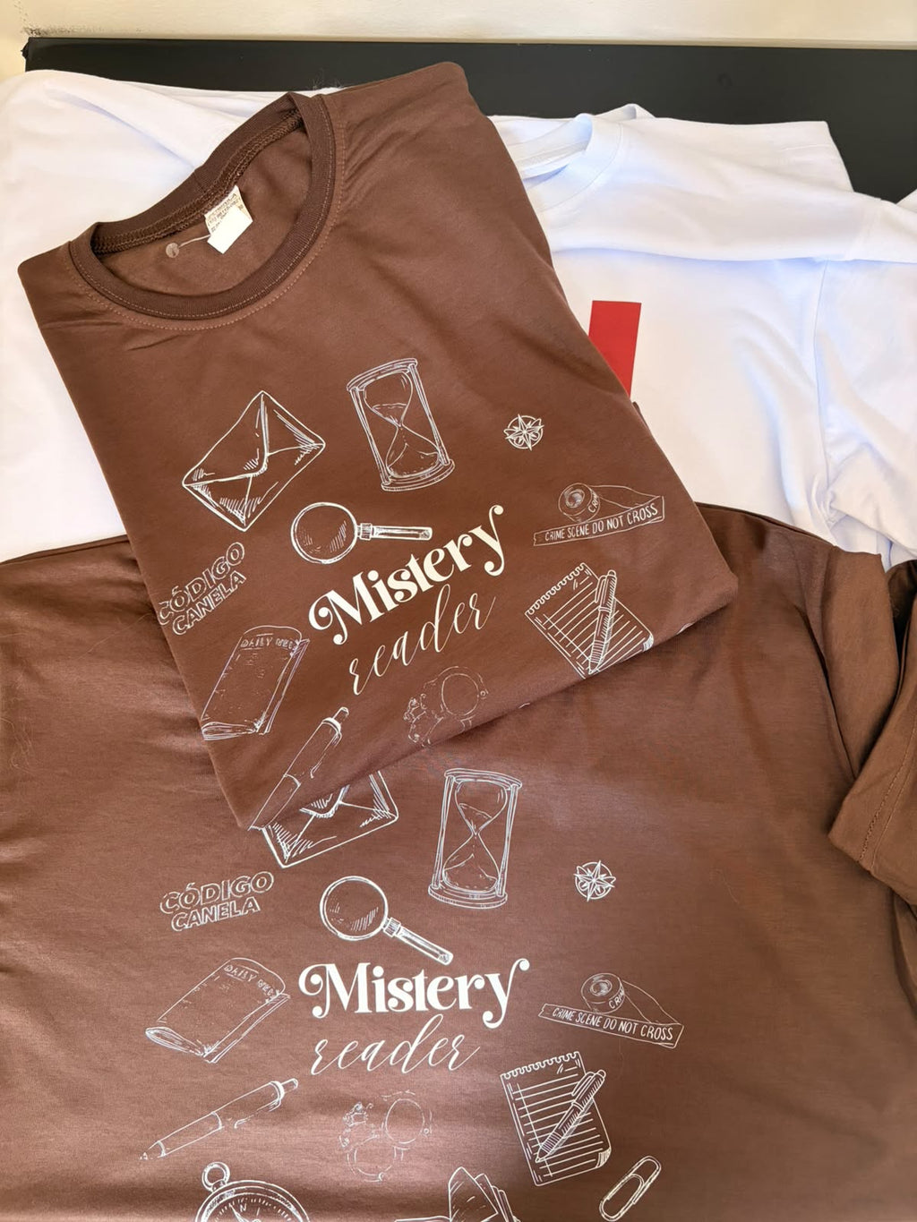 Camiseta Mistery Reader - detalhe estampa frontal
