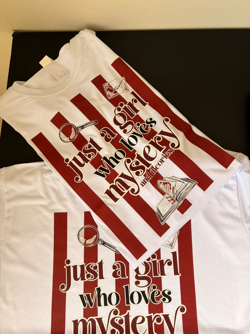 Camiseta Mistery Girl branca - vista frontal com estampa Just a girl who loves mystery