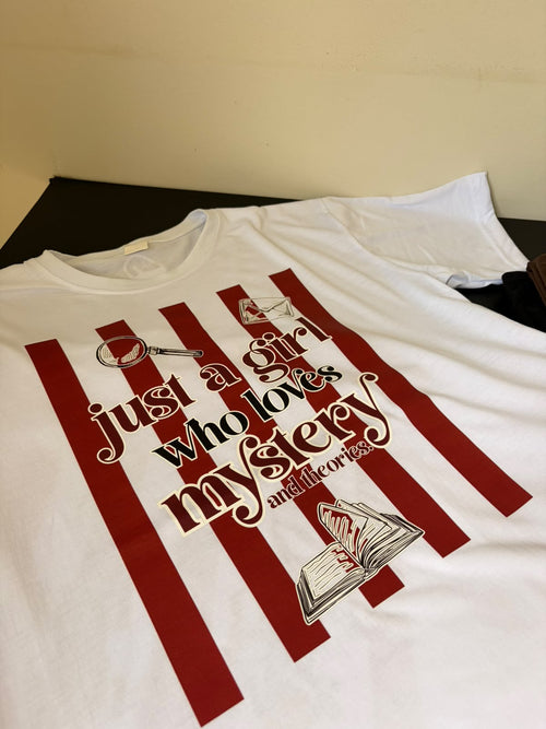 Camiseta Mistery Girl branca - detalhe da estampa frontal